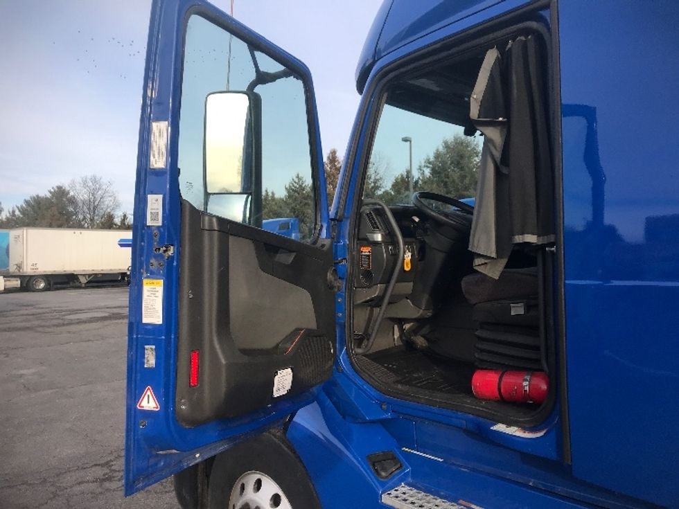 Sleeper Tractor-Heavy Duty Tractors-Volvo-2020-VNL64760-Harrisburg-PA-657,064\n\t\tmiles-$ 49,000 - Image 9