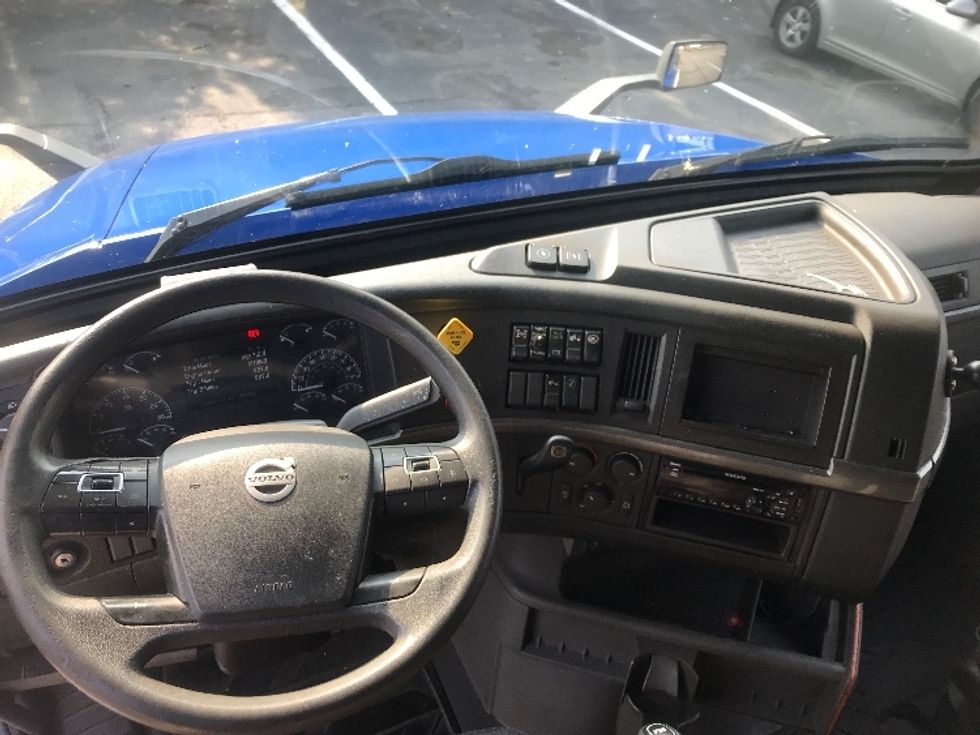 Sleeper Tractor-Heavy Duty Tractors-Volvo-2020-VNL64760-Harrisburg-PA-663,713\n\t\tmiles-$ 53,000 - Image 11