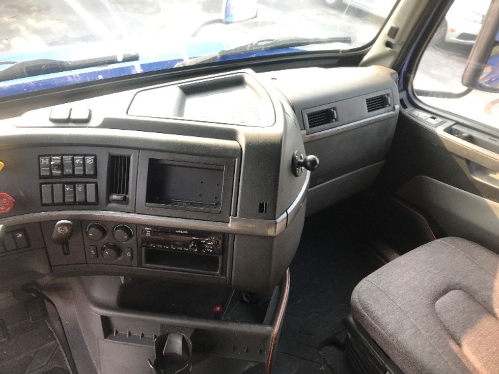 Sleeper Tractor-Heavy Duty Tractors-Volvo-2020-VNL64760-Harrisburg-PA-663,713\n\t\tmiles-$ 53,000 - Image 12