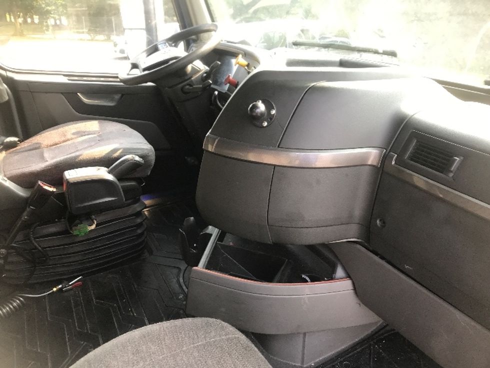 Sleeper Tractor-Heavy Duty Tractors-Volvo-2020-VNL64760-Harrisburg-PA-663,713\n\t\tmiles-$ 53,000 - Image 15