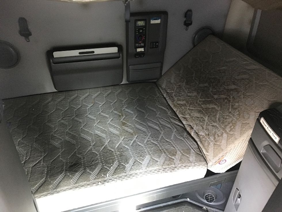 Sleeper Tractor-Heavy Duty Tractors-Volvo-2020-VNL64760-Harrisburg-PA-663,713\n\t\tmiles-$ 53,000 - Image 17