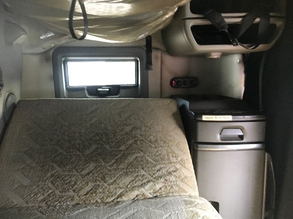 Sleeper Tractor-Heavy Duty Tractors-Volvo-2020-VNL64760-Harrisburg-PA-663,713\n\t\tmiles-$ 53,000 - Image 18