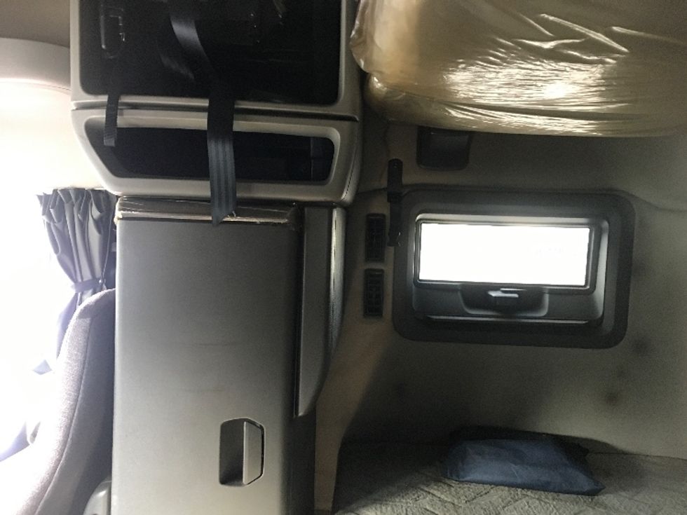 Sleeper Tractor-Heavy Duty Tractors-Volvo-2020-VNL64760-Harrisburg-PA-663,713\n\t\tmiles-$ 53,000 - Image 19