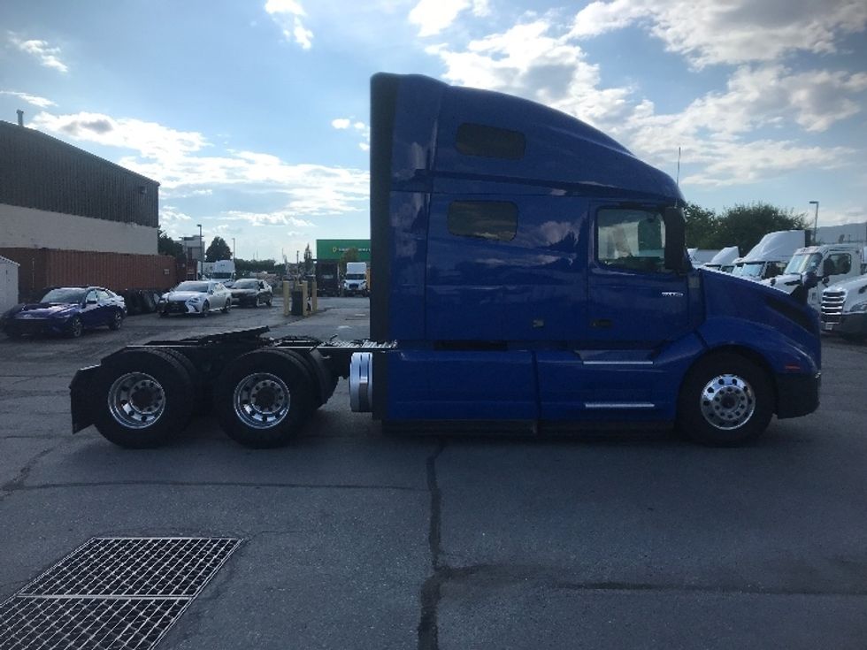 Sleeper Tractor-Heavy Duty Tractors-Volvo-2020-VNL64760-Harrisburg-PA-663,713\n\t\tmiles-$ 53,000 - Image 8