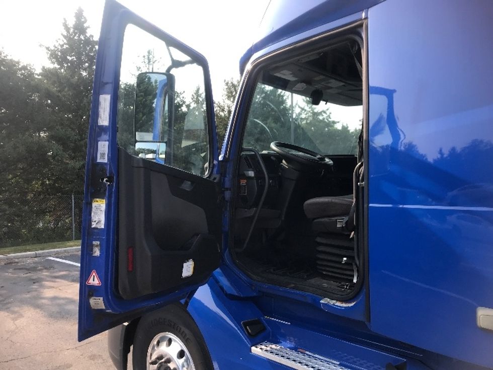 Sleeper Tractor-Heavy Duty Tractors-Volvo-2020-VNL64760-Harrisburg-PA-663,713\n\t\tmiles-$ 53,000 - Image 9