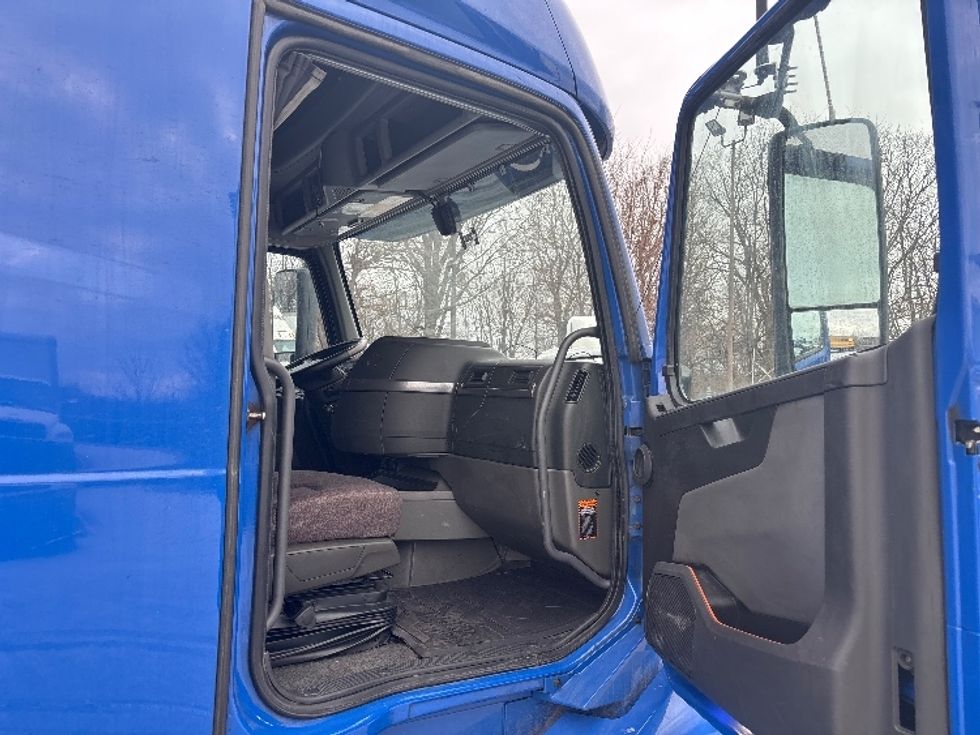 Sleeper Tractor-Heavy Duty Tractors-Volvo-2020-VNL64760-Indianapolis-IN-710,058\n\t\tmiles-$ 45,250 - Image 12