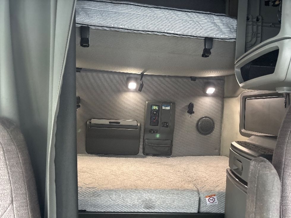 Sleeper Tractor-Heavy Duty Tractors-Volvo-2020-VNL64760-Indianapolis-IN-710,058\n\t\tmiles-$ 45,250 - Image 15