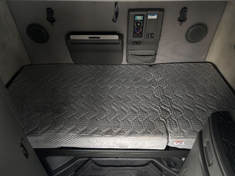 Sleeper Tractor-Heavy Duty Tractors-Volvo-2020-VNL64760-Indianapolis-IN-710,058\n\t\tmiles-$ 45,250 - Image 16