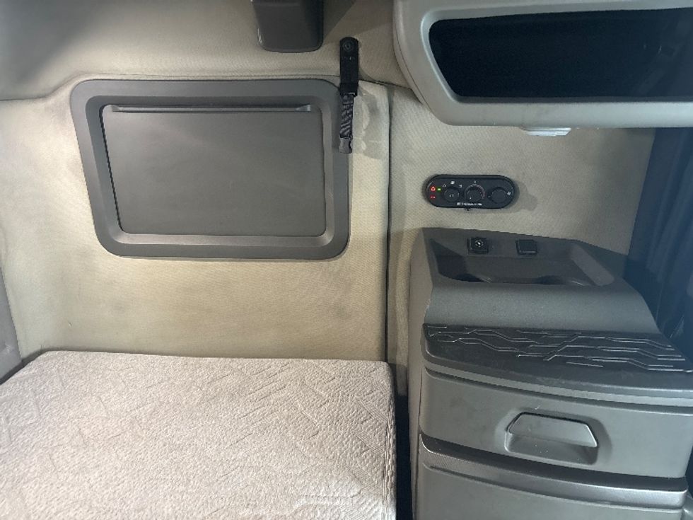 Sleeper Tractor-Heavy Duty Tractors-Volvo-2020-VNL64760-Indianapolis-IN-710,058\n\t\tmiles-$ 45,250 - Image 17