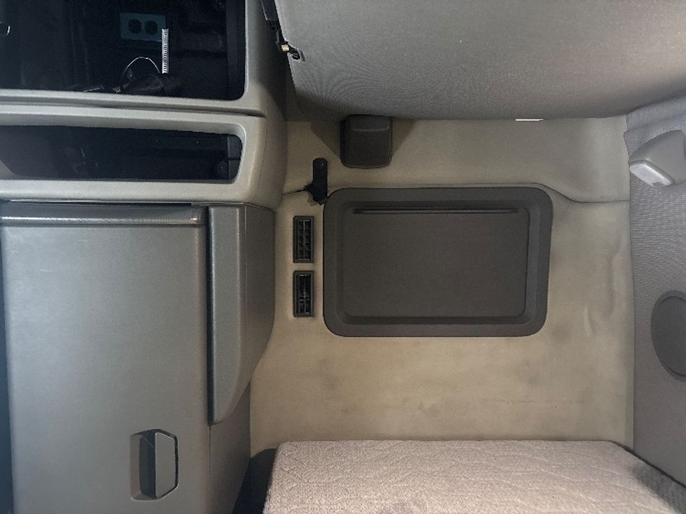 Sleeper Tractor-Heavy Duty Tractors-Volvo-2020-VNL64760-Indianapolis-IN-710,058\n\t\tmiles-$ 45,250 - Image 18