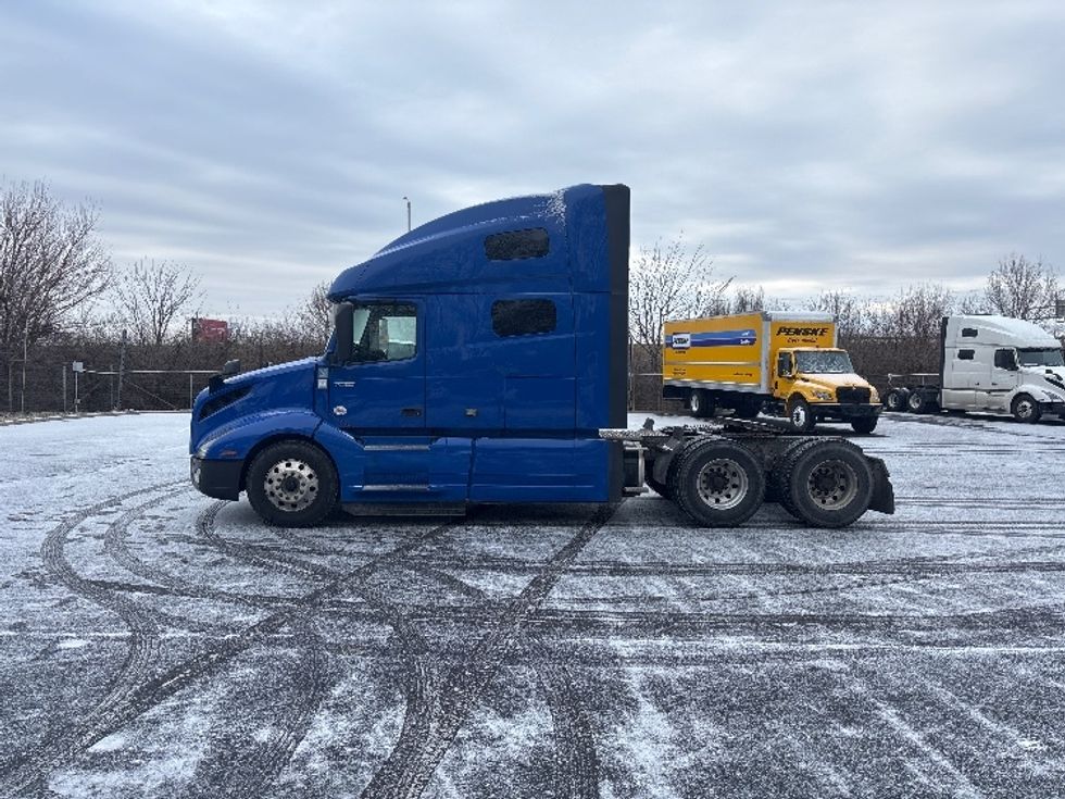 Sleeper Tractor-Heavy Duty Tractors-Volvo-2020-VNL64760-Indianapolis-IN-710,058\n\t\tmiles-$ 45,250 - Image 4