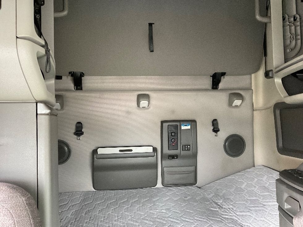 Sleeper Tractor-Heavy Duty Tractors-Volvo-2020-VNL64760-Indianapolis-IN-714,107\n\t\tmiles-$ 45,000 - Image 16