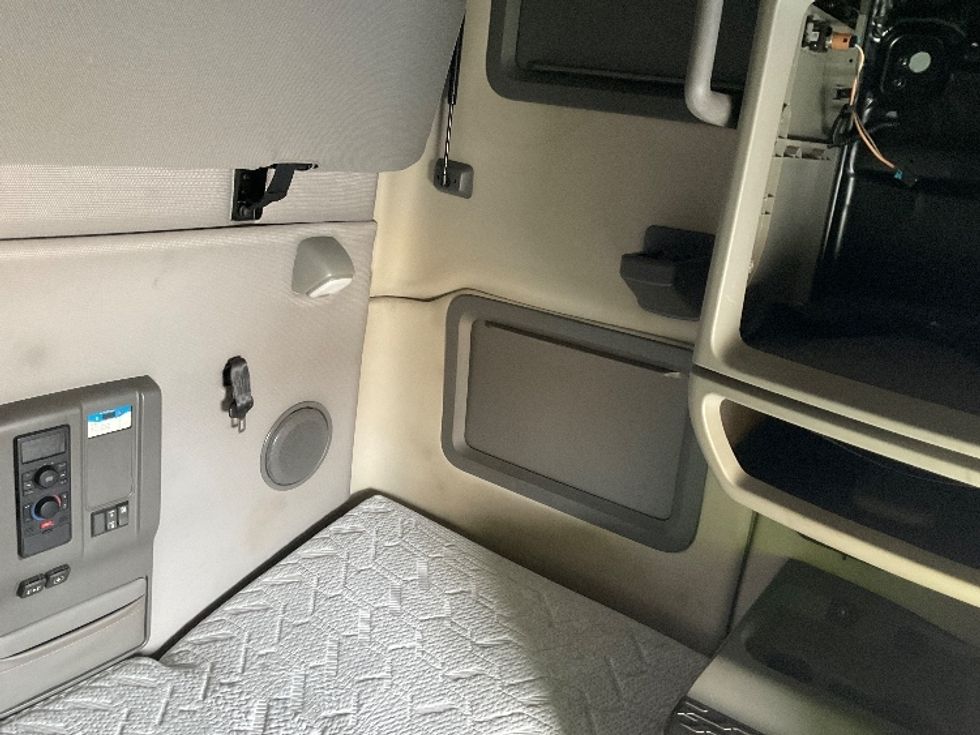 Sleeper Tractor-Heavy Duty Tractors-Volvo-2020-VNL64760-Indianapolis-IN-714,107\n\t\tmiles-$ 45,000 - Image 18