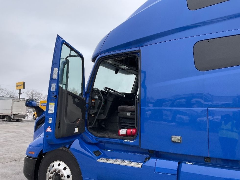 Sleeper Tractor-Heavy Duty Tractors-Volvo-2020-VNL64760-Indianapolis-IN-714,107\n\t\tmiles-$ 45,000 - Image 9