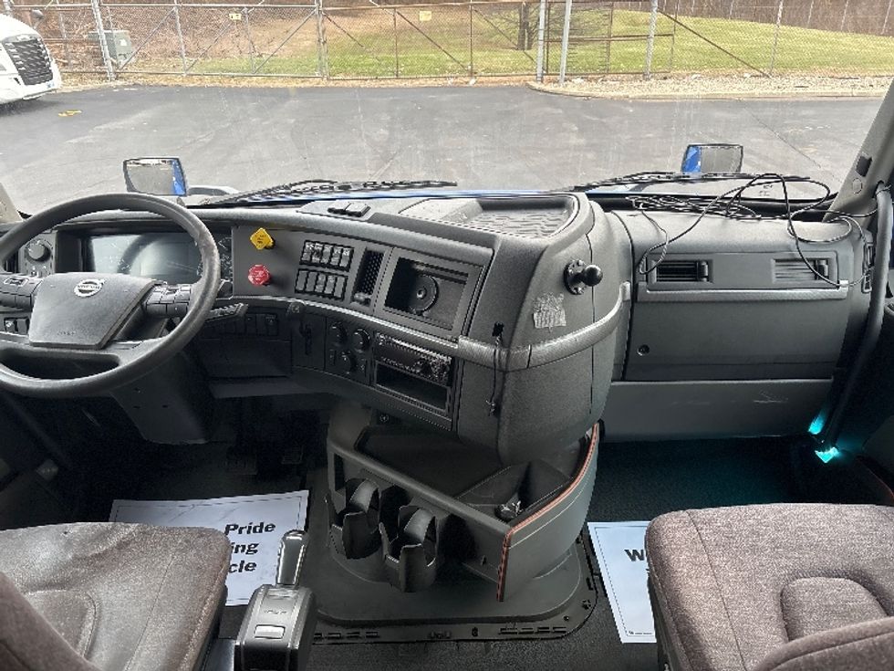 Sleeper Tractor-Heavy Duty Tractors-Volvo-2020-VNL64760-Indianapolis-IN-786,085\n\t\tmiles-$ 39,750 - Image 12