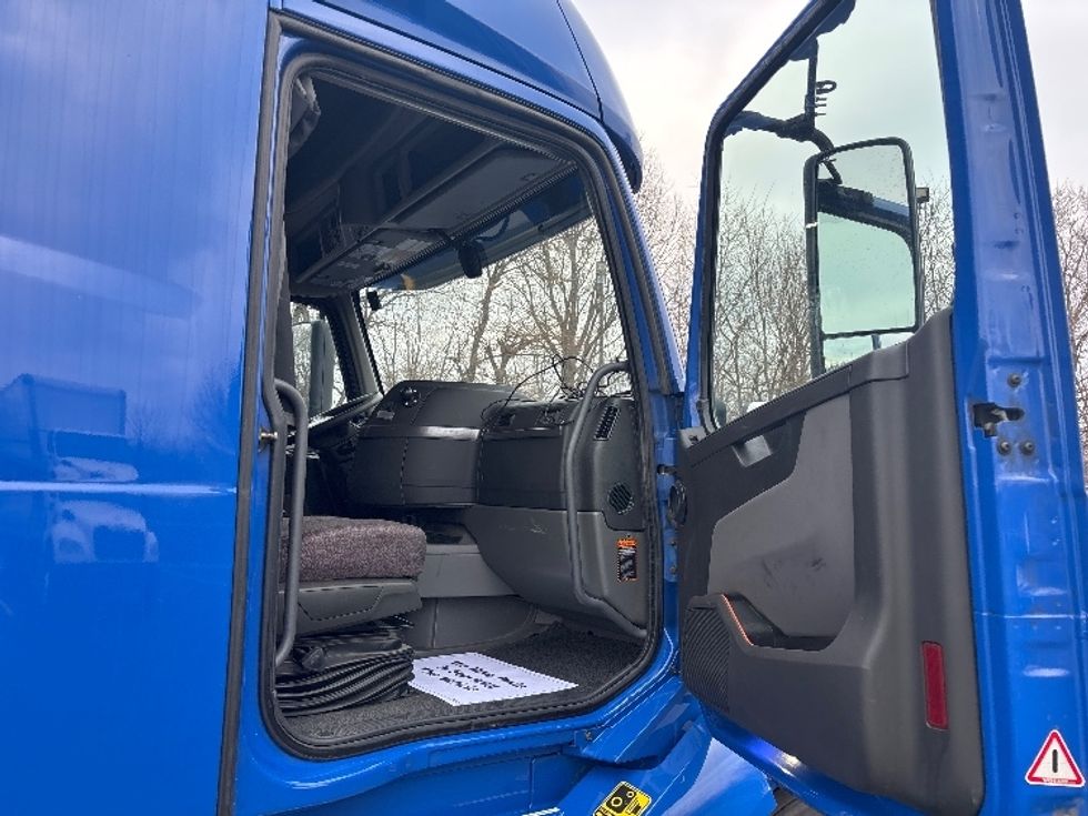 Sleeper Tractor-Heavy Duty Tractors-Volvo-2020-VNL64760-Indianapolis-IN-786,085\n\t\tmiles-$ 39,750 - Image 13