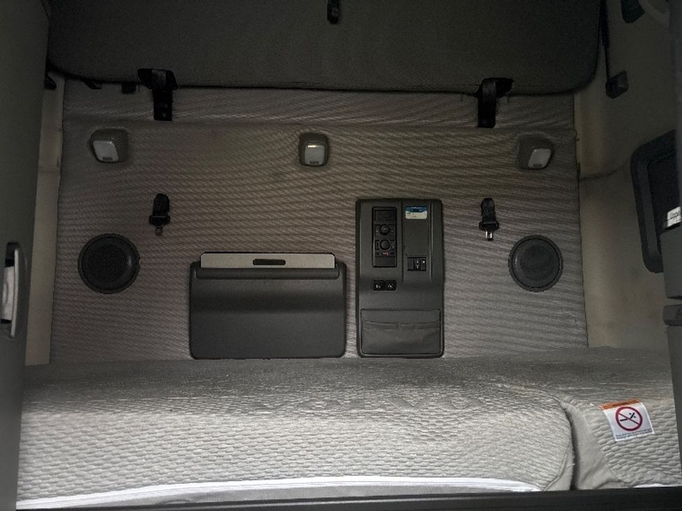 Sleeper Tractor-Heavy Duty Tractors-Volvo-2020-VNL64760-Indianapolis-IN-786,085\n\t\tmiles-$ 39,750 - Image 16