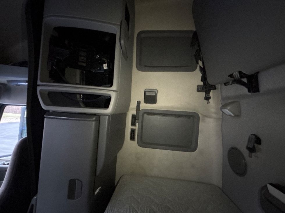 Sleeper Tractor-Heavy Duty Tractors-Volvo-2020-VNL64760-Indianapolis-IN-786,085\n\t\tmiles-$ 39,750 - Image 19