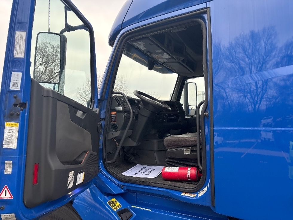 Sleeper Tractor-Heavy Duty Tractors-Volvo-2020-VNL64760-Indianapolis-IN-786,085\n\t\tmiles-$ 39,750 - Image 9