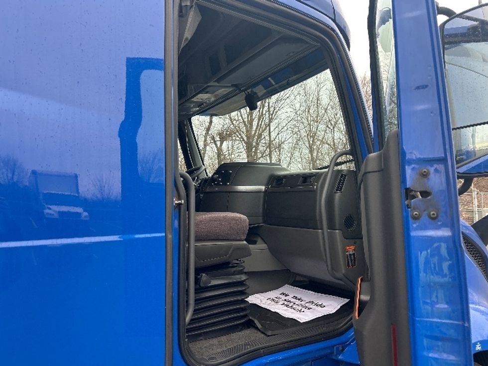 Sleeper Tractor-Heavy Duty Tractors-Volvo-2020-VNL64760-Indianapolis-IN-811,811\n\t\tmiles-$ 38,000 - Image 13