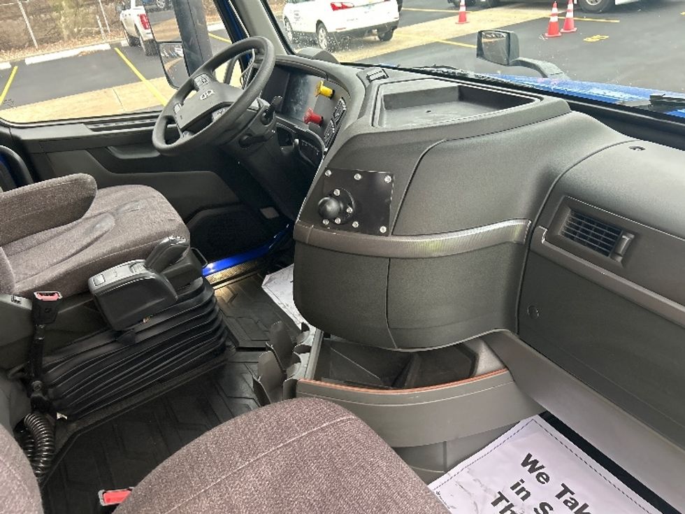 Sleeper Tractor-Heavy Duty Tractors-Volvo-2020-VNL64760-Indianapolis-IN-811,811\n\t\tmiles-$ 38,000 - Image 15