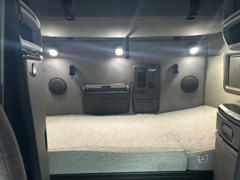 Sleeper Tractor-Heavy Duty Tractors-Volvo-2020-VNL64760-Indianapolis-IN-811,811\n\t\tmiles-$ 38,000 - Image 16