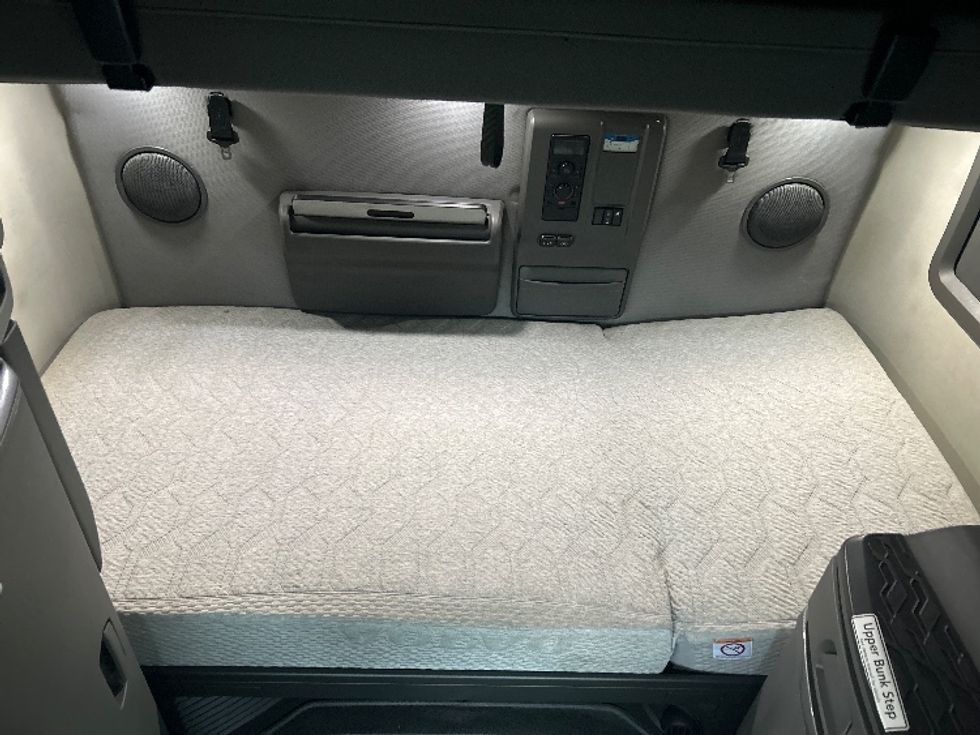 Sleeper Tractor-Heavy Duty Tractors-Volvo-2020-VNL64760-Indianapolis-IN-811,811\n\t\tmiles-$ 38,000 - Image 17