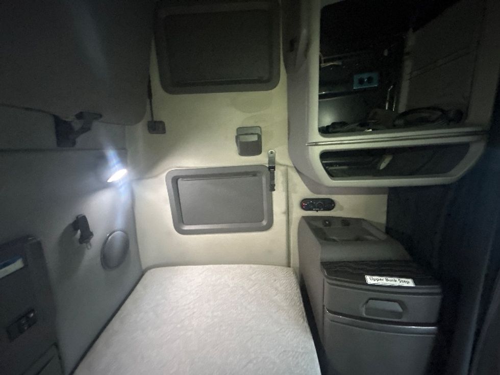 Sleeper Tractor-Heavy Duty Tractors-Volvo-2020-VNL64760-Indianapolis-IN-811,811\n\t\tmiles-$ 38,000 - Image 18