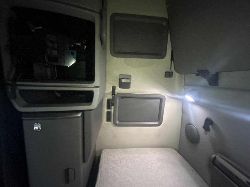 Sleeper Tractor-Heavy Duty Tractors-Volvo-2020-VNL64760-Indianapolis-IN-811,811\n\t\tmiles-$ 38,000 - Image 19