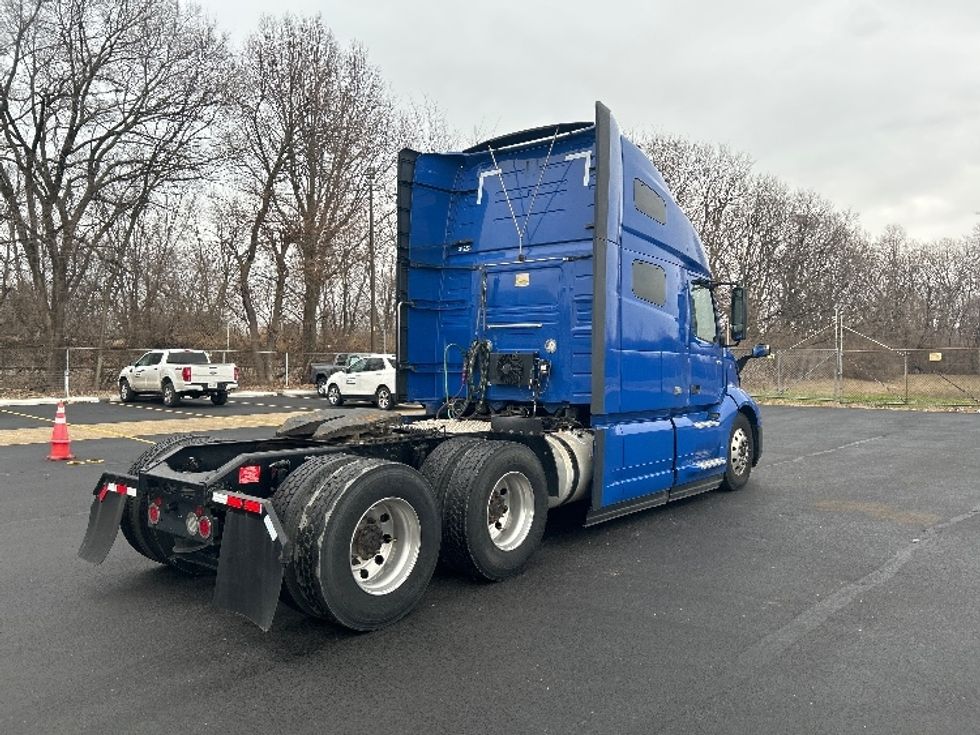 Sleeper Tractor-Heavy Duty Tractors-Volvo-2020-VNL64760-Indianapolis-IN-811,811\n\t\tmiles-$ 38,000 - Image 7