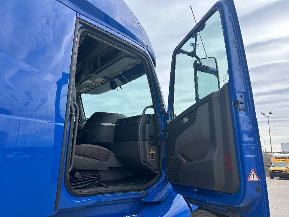 Sleeper Tractor-Heavy Duty Tractors-Volvo-2020-VNL64760-Indianapolis-IN-841,537\n\t\tmiles-$ 35,750 - Image 13