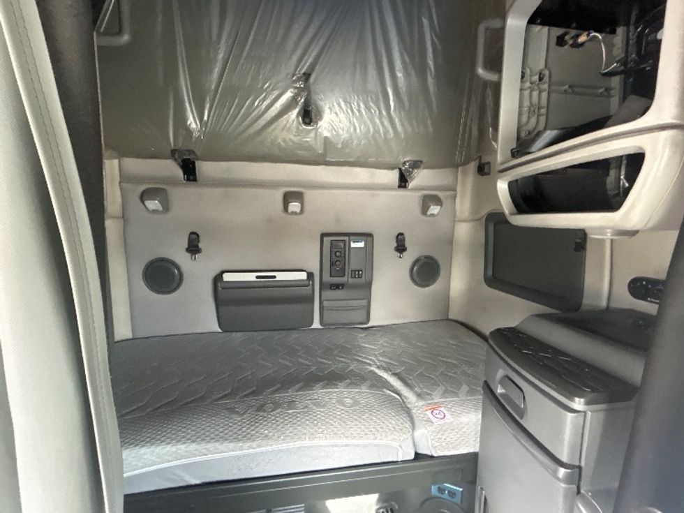 Sleeper Tractor-Heavy Duty Tractors-Volvo-2020-VNL64760-Indianapolis-IN-841,537\n\t\tmiles-$ 35,750 - Image 16