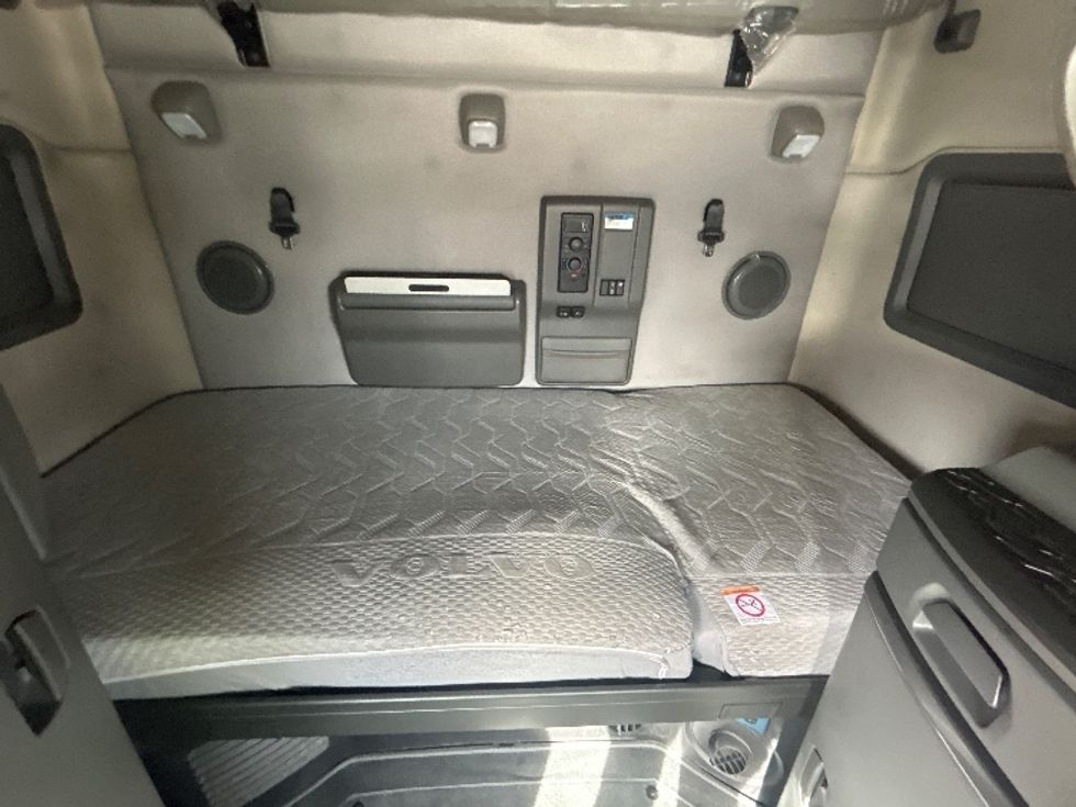 Sleeper Tractor-Heavy Duty Tractors-Volvo-2020-VNL64760-Indianapolis-IN-841,537\n\t\tmiles-$ 35,750 - Image 17