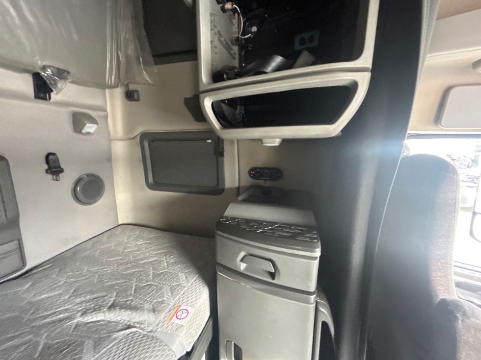 Sleeper Tractor-Heavy Duty Tractors-Volvo-2020-VNL64760-Indianapolis-IN-841,537\n\t\tmiles-$ 35,750 - Image 18