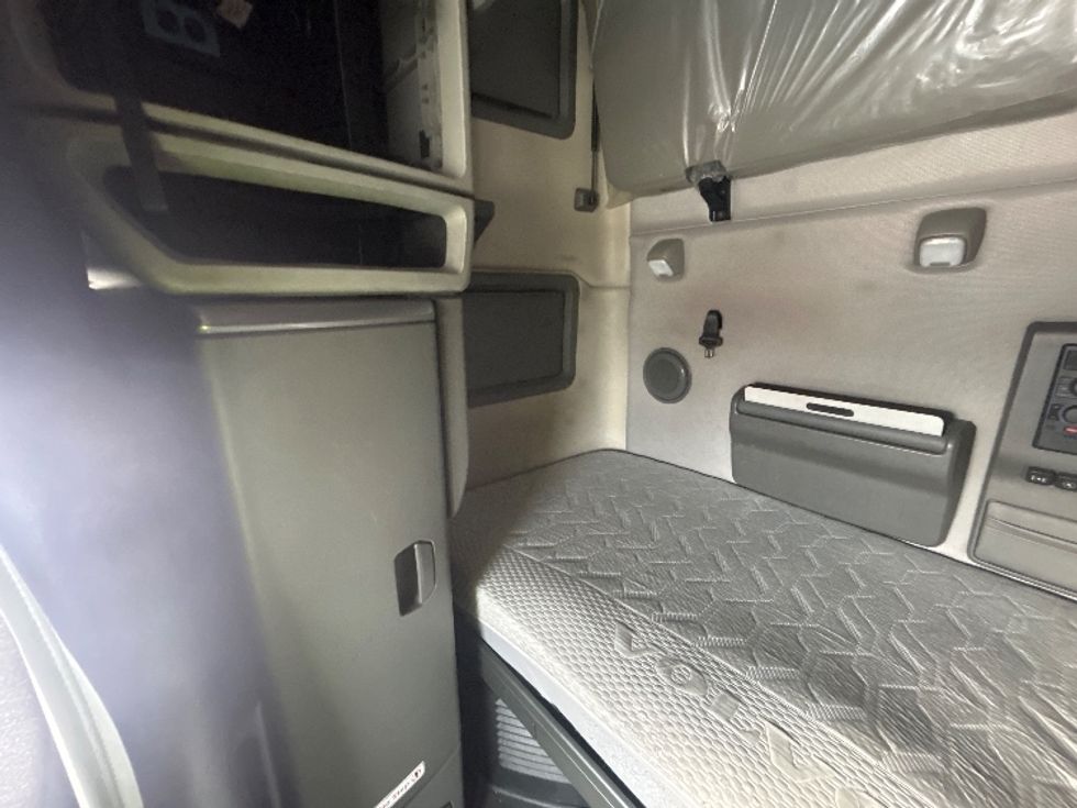 Sleeper Tractor-Heavy Duty Tractors-Volvo-2020-VNL64760-Indianapolis-IN-841,537\n\t\tmiles-$ 35,750 - Image 19