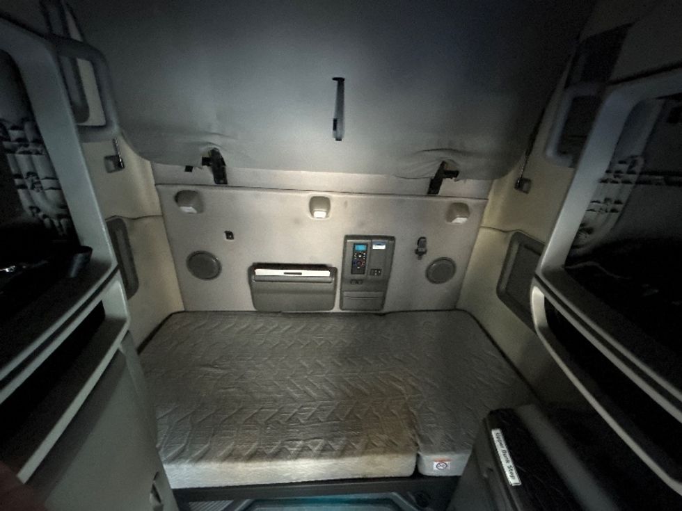 Sleeper Tractor-Heavy Duty Tractors-Volvo-2020-VNL64760-Indianapolis-IN-844,748\n\t\tmiles-$ 35,500 - Image 17