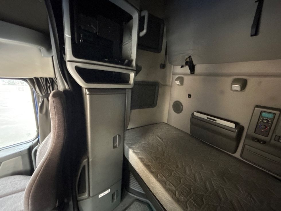 Sleeper Tractor-Heavy Duty Tractors-Volvo-2020-VNL64760-Indianapolis-IN-844,748\n\t\tmiles-$ 35,500 - Image 19