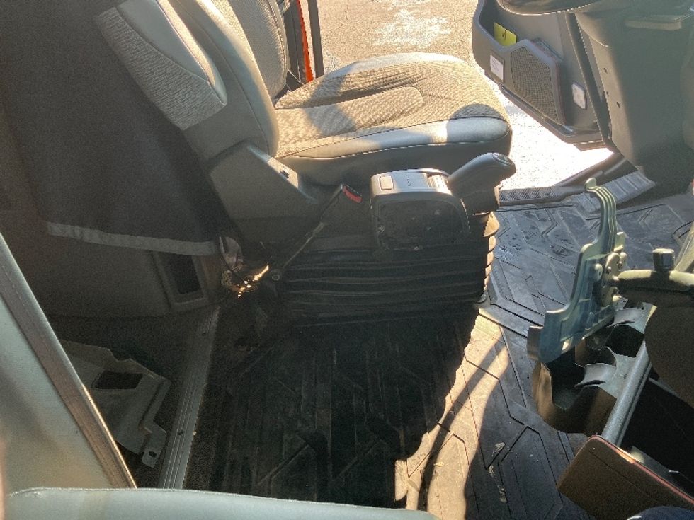 Sleeper Tractor-Heavy Duty Tractors-Volvo-2020-VNL64760-Little Rock-AR-578,121\n\t\tmiles-$ 58,500 - Image 15