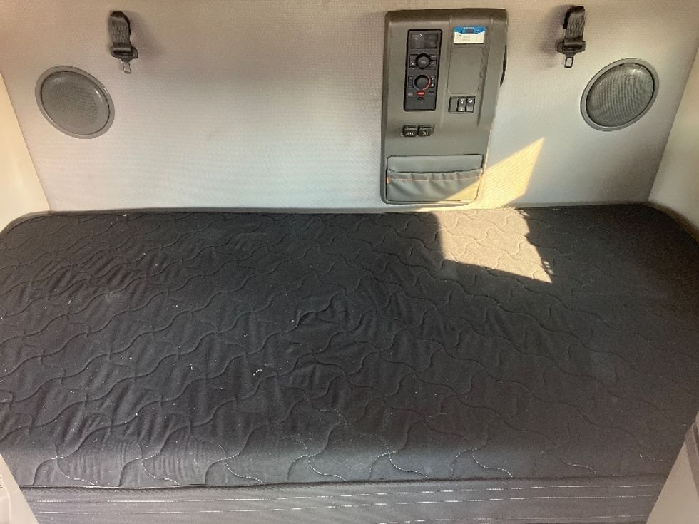 Sleeper Tractor-Heavy Duty Tractors-Volvo-2020-VNL64760-Little Rock-AR-578,121\n\t\tmiles-$ 58,500 - Image 16