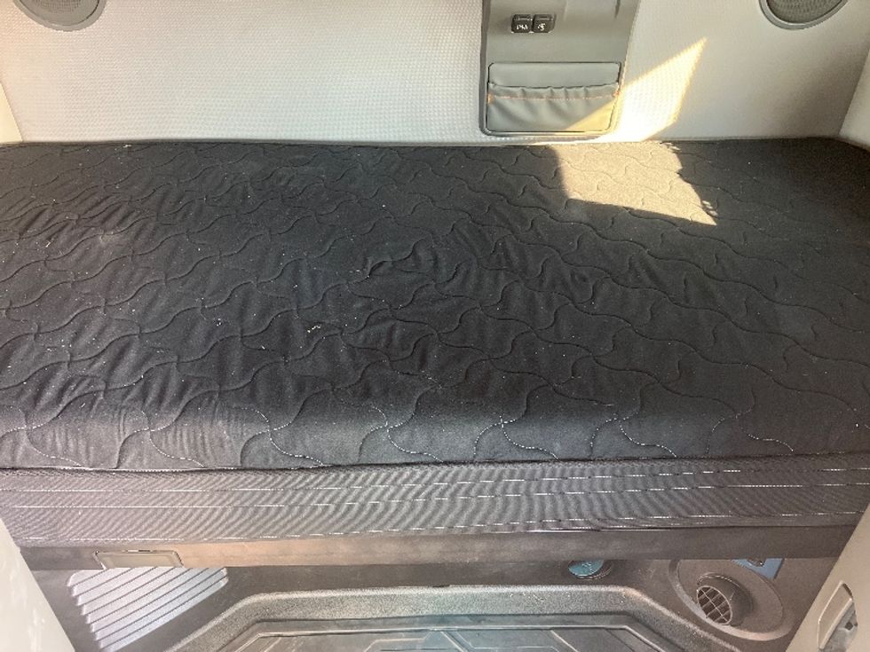 Sleeper Tractor-Heavy Duty Tractors-Volvo-2020-VNL64760-Little Rock-AR-578,121\n\t\tmiles-$ 58,500 - Image 17