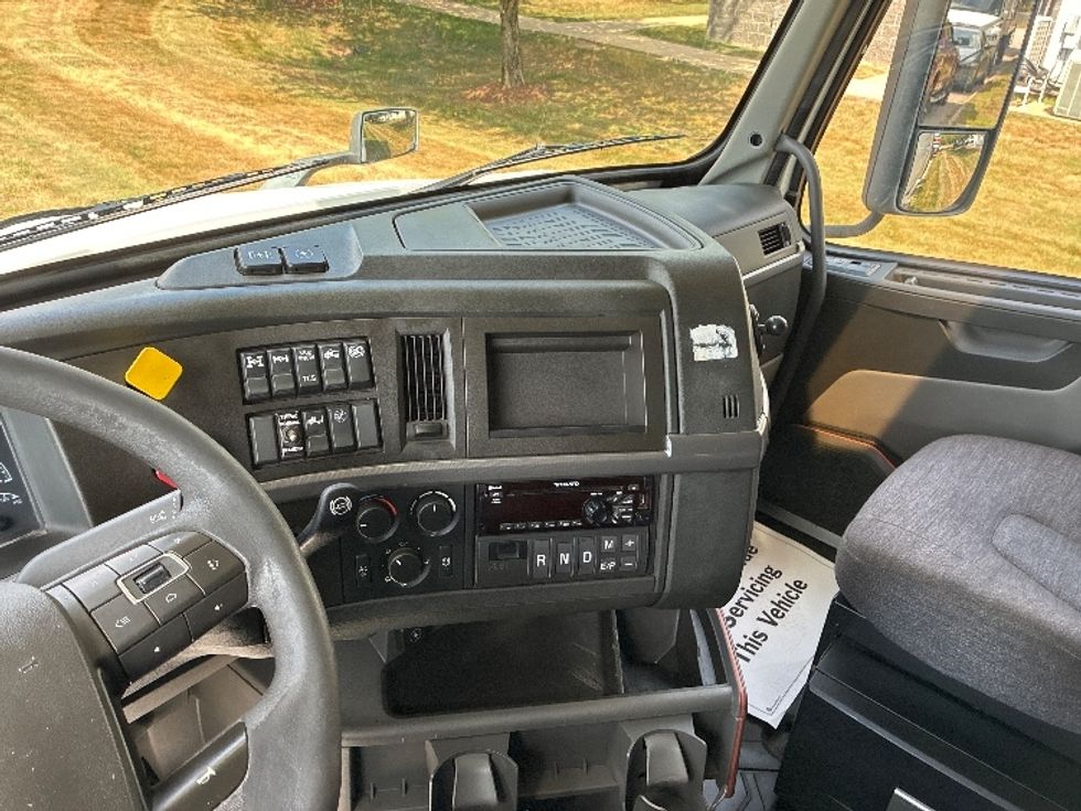 Sleeper Tractor-Heavy Duty Tractors-Volvo-2020-VNL64760-Londonderry-NH-486,474\n\t\tmiles-$ 67,500 - Image 12
