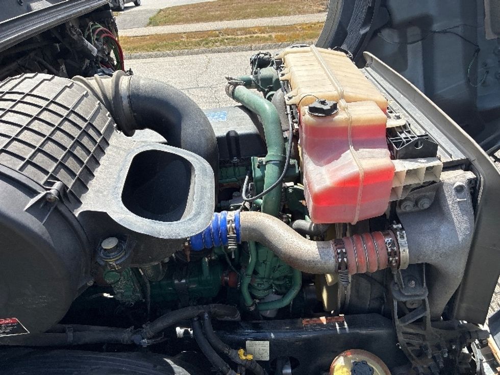Sleeper Tractor-Heavy Duty Tractors-Volvo-2020-VNL64760-Londonderry-NH-486,474\n\t\tmiles-$ 67,500 - Image 19