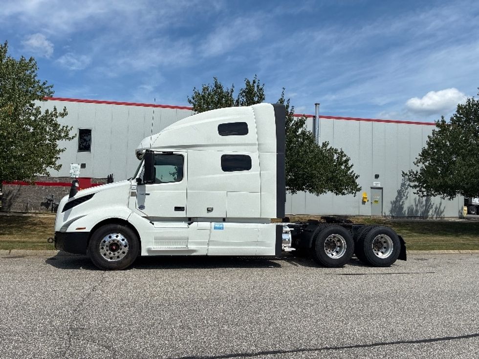 Sleeper Tractor-Heavy Duty Tractors-Volvo-2020-VNL64760-Londonderry-NH-486,474\n\t\tmiles-$ 67,500 - Image 4