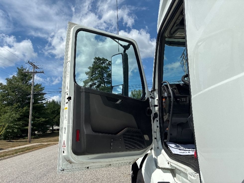 Sleeper Tractor-Heavy Duty Tractors-Volvo-2020-VNL64760-Londonderry-NH-486,474\n\t\tmiles-$ 67,500 - Image 9