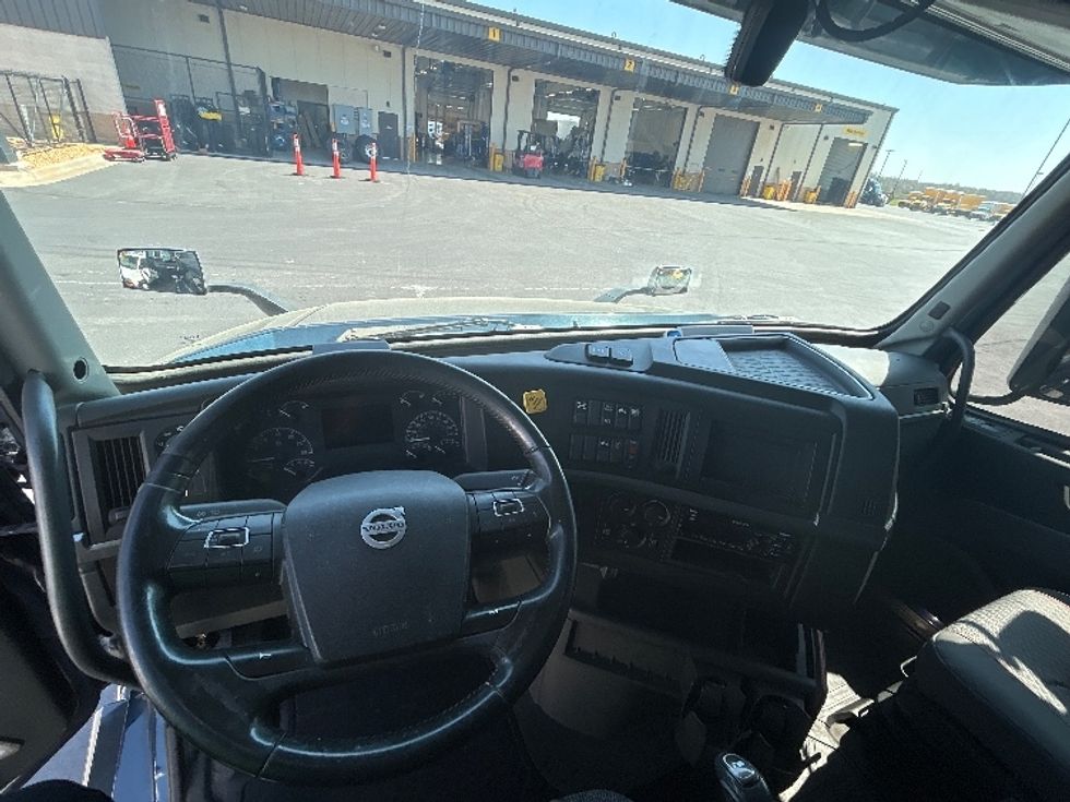 Sleeper Tractor-Heavy Duty Tractors-Volvo-2020-VNL64760-Madison-AL-667,083\n\t\tmiles-$ 50,750 - Image 11