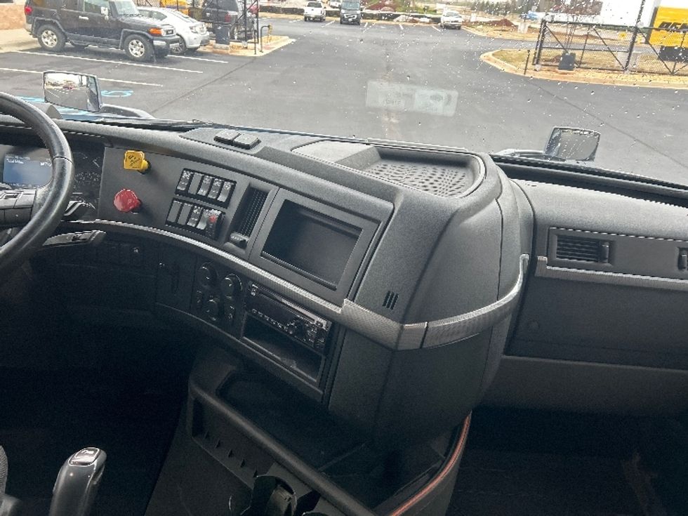 Sleeper Tractor-Heavy Duty Tractors-Volvo-2020-VNL64760-Madison-AL-667,083\n\t\tmiles-$ 50,750 - Image 12