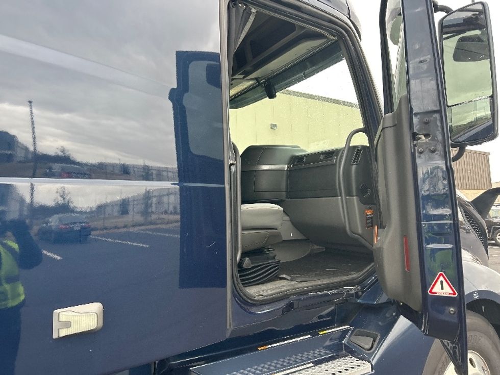 Sleeper Tractor-Heavy Duty Tractors-Volvo-2020-VNL64760-Madison-AL-667,083\n\t\tmiles-$ 50,750 - Image 13