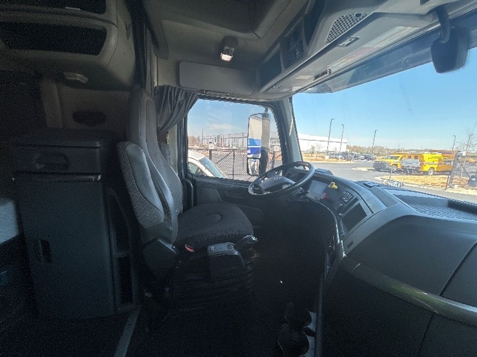 Sleeper Tractor-Heavy Duty Tractors-Volvo-2020-VNL64760-Madison-AL-667,083\n\t\tmiles-$ 50,750 - Image 15