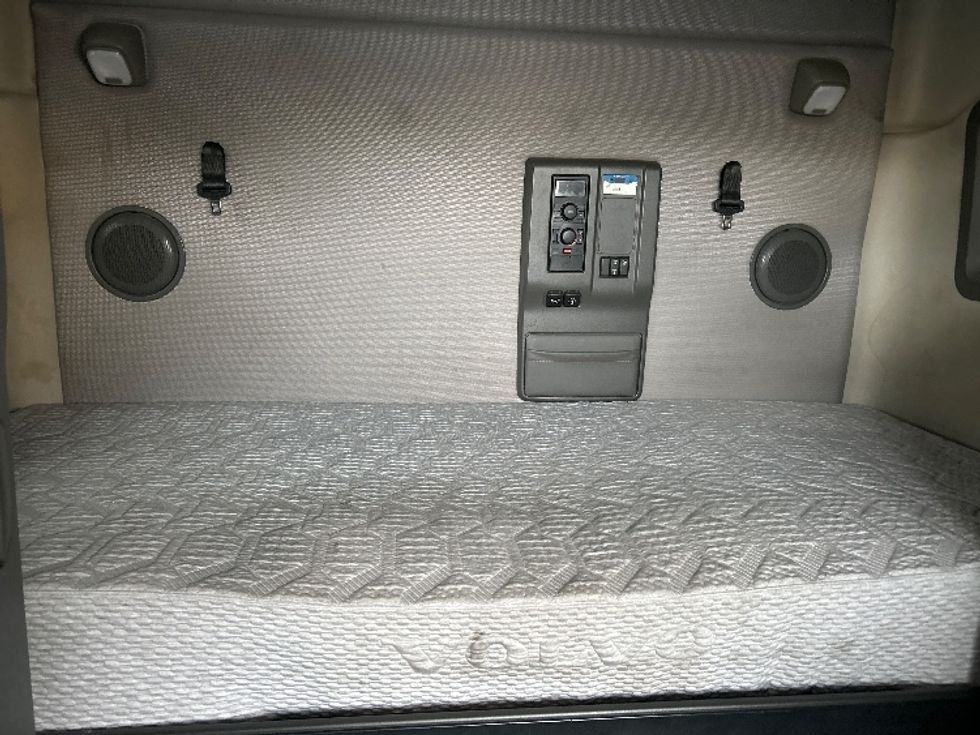 Sleeper Tractor-Heavy Duty Tractors-Volvo-2020-VNL64760-Madison-AL-667,083\n\t\tmiles-$ 50,750 - Image 16