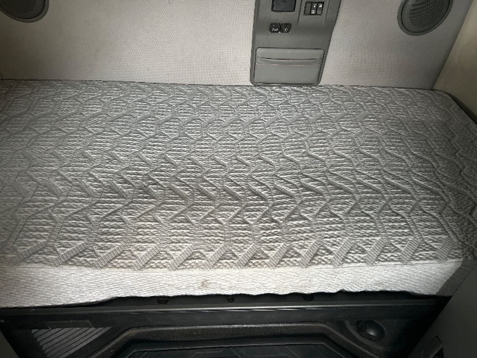 Sleeper Tractor-Heavy Duty Tractors-Volvo-2020-VNL64760-Madison-AL-667,083\n\t\tmiles-$ 50,750 - Image 17